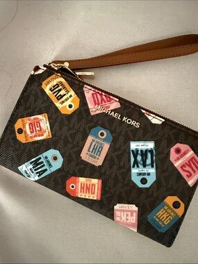 Michael Kors adorable jet set wristlet